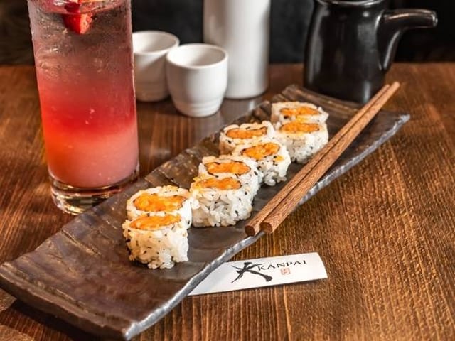 SPICY SALMON ROLL.